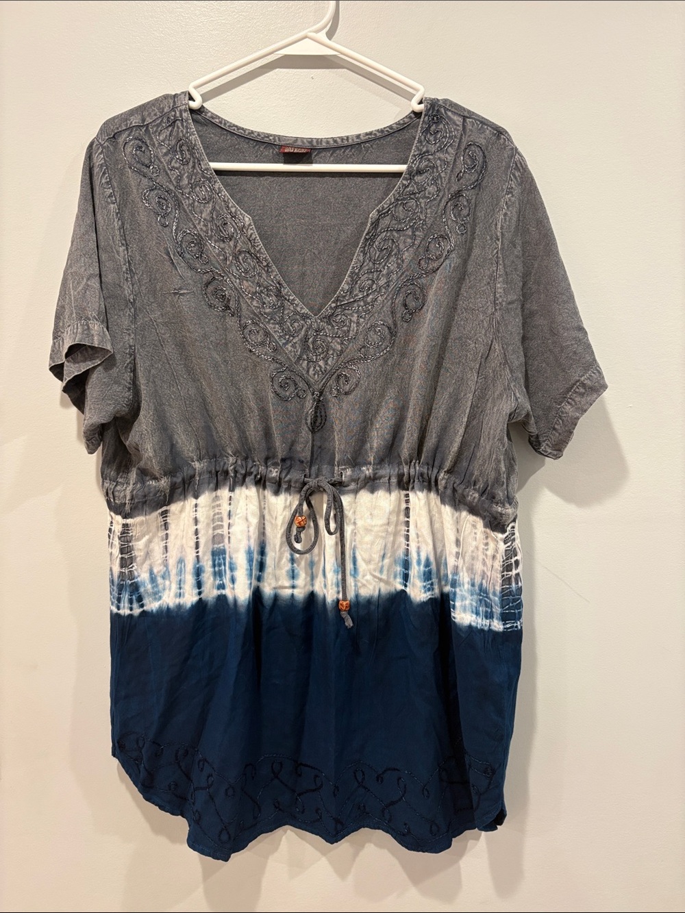 Tie-Dye Embroidered V-Neck Pullover Top - Gray/White/Blue ptp 20 length 30